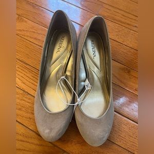 New Target Merona Wedge Suede Tan Sz 5.5